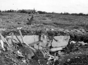 Les vestiges des fortifications allemandes, avec quelques inscriptions visibles, dans le secteur de Cherbourg. Photo : US National Archives