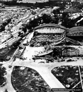 Vue aérienne des hangars de la base aéronavale à la Vigie de l’Onglet à Cherbourg. Photo : US National Archives