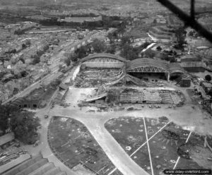 Vue aérienne de la ville de Cherbourg et des hangars de la Vigie de l'Onglet. Photo : US National Archives