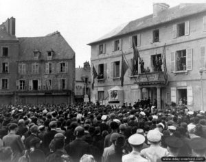 20 août 1944 : discours du général de Gaulle à Cherbourg. Photo : US National Archives