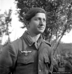 Portrait d’un jeune soldat allemand de la Heer dans un camp de prisonniers tenu par les Canadiens à Ifs. Photo : US National Archives