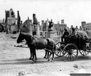 Un attelage sur la place Jeanne d’Arc à Montebourg. Photo : US National Archives