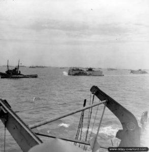 Un caisson Phoenix remorqué à travers la Manche. Photo : US National Archives