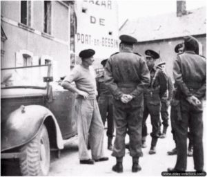 Visite du maréchal Montgomery à Port-en-Bessin le 10 juin 1944. Photo : IWM