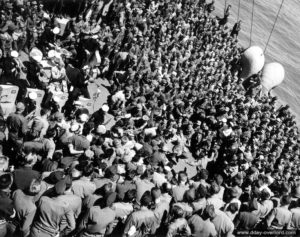 Mi-juillet 1944 : des parachutistes américains rentrent en Angleterre pour préparer la suite des combats. Photo : US National Archives