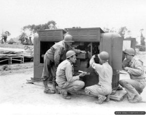 Mise en place d’un générateur utilisé au profit de l’hôpital de campagne de Saint-Hilaire-Petitville. Photo : US National Archives