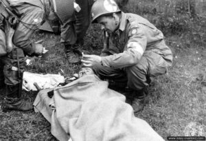 Un blessé fume une cigarette au poste de secours de la 307th Airborne Medical Company tenu par la 82nd Airborne Division dans une ferme du secteur de Sainte-Mère-Eglise. Photo : US National Archives
