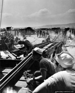 31 juillet 1944 : déchargement de plusieurs wagons depuis le LST numéro 21 à Tourlaville. Photo : US National Archives