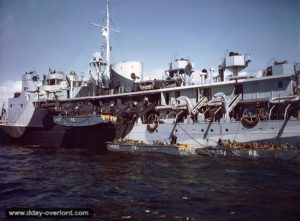 Des chalands de débarquement LCA hissés à bord du HMS Prince Baudouin auxquels ils sont rattachés, durant un exercice de débarquement devant Weymouth. Les personnels embarqués appartiennent au 5th (US) Ranger Battalion. Photo : US National Archives