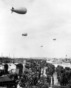 Débarquement des soldats et matériels canadiens à Courseulles-sur-Mer. Photo : Archives Canada