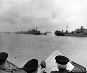 14 juin 1944 : les amiraux américains Stark (à droite) et Kirk observent la construction du Mulberry A. Photo : US National Archives