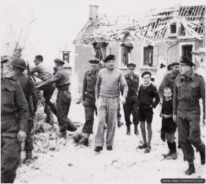 Visite du maréchal Montgomery à Port-en-Bessin le 10 juin 1944. Photo : IWM