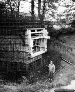 Casemate type Regelbau H669 en construction à Ozouville-Les-Maresquiers sur la commune de Querqueville. Photo : US National Archives