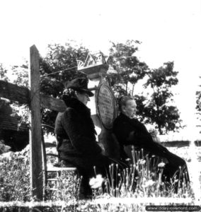 14 juillet 1944 : cérémonie à Rots à l'occasion de la fête nationale française en présence de soldats canadiens de la 2nd (CA) Infantry Division. Photo : US National Archives