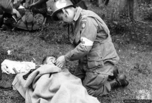 Un blessé fume une cigarette au poste de secours de la 307th Airborne Medical Company tenu par la 82nd Airborne Division dans une ferme du secteur de Sainte-Mère-Eglise. Photo : US National Archives