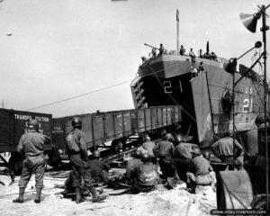 31 juillet 1944 : déchargement de plusieurs wagons depuis le LST numéro 21 à Tourlaville. Photo : US National Archives