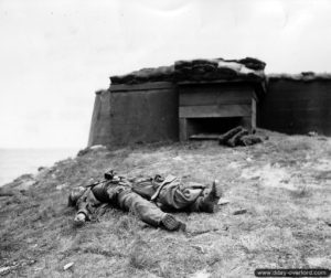 Le corps d'un soldat allemand tué devant son bunker. Photo : US National Archives.