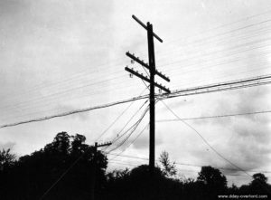 Des câbles téléphoniques réparés par les Américains à Valognes. Photo : US National Archives