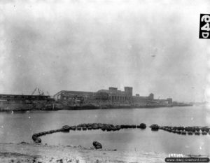 Les hangars de la gare maritime à Cherbourg. Photo : US National Archives