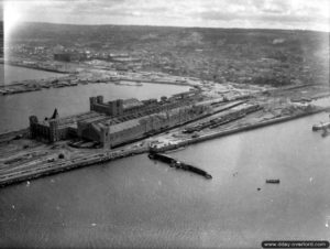 Vue aérienne de la gare maritime à Cherbourg. Photo : US National Archives