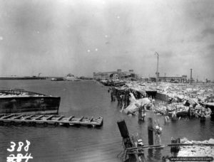 Destructions subies à hauteur du quai de la darse Transatlantique à Cherbourg. Photo : US National Archives