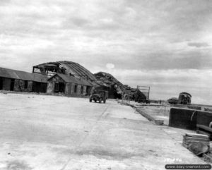 Les hangars de la base aéronavale à la Vigie de l’Onglet à Cherbourg. Photo : US National Archives