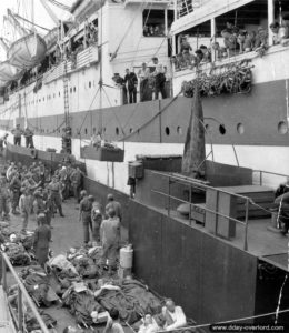 Le navire hôpital HMS Llandovery Castle 2 à quai à Cherbourg. Photo : US National Archives