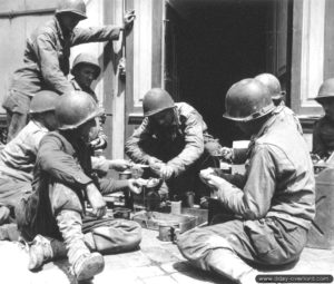 Préparation du repas pour ces soldats américains à Cherbourg. Photo : US National Archives