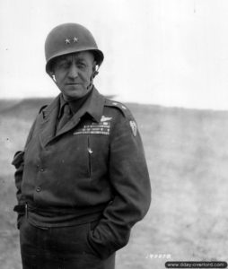 Le Major General Ralph Royce, commandant en second de la 9th Air Force, à Omaha Beach. Photo : US National Archives