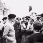 Photos of Port-en-Bessin in 1944 21 Visite du maréchal Montgomery à Port-en-Bessin le 10 juin 1944. Photo : IWM