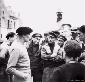 Visite du maréchal Montgomery à Port-en-Bessin le 10 juin 1944. Photo : IWM