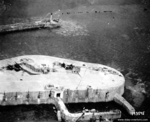 Vue aérienne du Fort de Chavagnac devant Querqueville. Photo : US National Archives