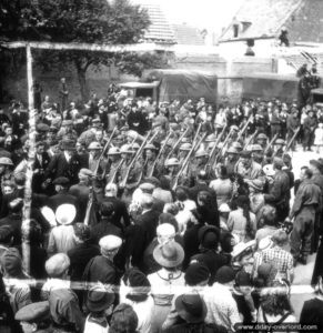 14 juillet 1944 : cérémonie à Rots à l'occasion de la fête nationale française en présence de soldats canadiens de la 2nd (CA) Infantry Division. Photo : US National Archives