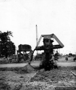 Une trancheuse Barber-Greene à l’oeuvre au profit de l’hôpital de campagne de Saint-Hilaire-Petitville. Photo : US National Archives