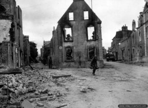20 juillet 1944 : les bâtiments en ruine de la Place Sainte-Croix à Saint-Lô. Photo : US National Archives