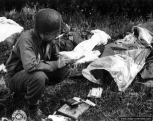 Le sergent P. Slusarezyk référence au cimetière provisoire numéro 1 de Sainte-Mère-Eglise les effets personnels de soldats américains tués au combat. Photo : US National Archives