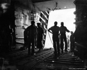 31 juillet 1944 : déchargement de plusieurs wagons depuis le LST numéro 21 à Tourlaville. Photo : US National Archives