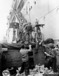 18 juillet 1944 : transbordement de WAC depuis un LCM sur un ponton. Photo : US National Archives