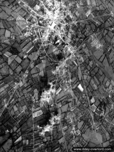 Juin 1944 : vue des bombardements aériens dans le secteur de Valognes. Photo : US National Archives