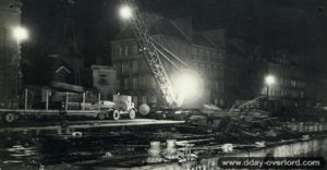 Janvier 1945 : une grue chenillée en action le long du quai Alexandre III à Cherbourg. Photo : US National Archives