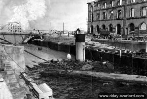Remorqueur coulé dans l’arsenal de Cherbourg. Photo : US National Archives