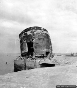 Tourelle en béton d’une des deux grues pour hydravions sabotée par les Allemands à Cherbourg. Photo : US National Archives