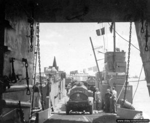 Transbordement de camions et de citernes dans un LST et le LCT-532 à Cherbourg. Photo : US National Archives
