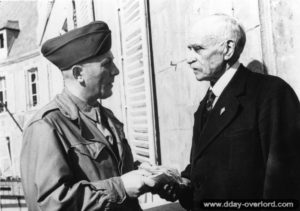 Remise des recettes du cinéma au maire de Cherbourg, Paul Renault, qui serviront aux œuvres de charité. Photo : US National Archives