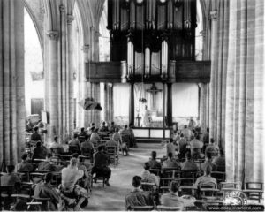 Une messe est célébrée dans l’église Notre-Dame de Carentan pour les soldats américains. Photo : US National Archives