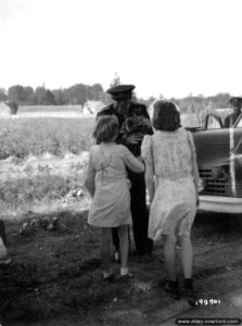26 août 1944 : le général Eisenhower reçoit des fleurs de la part de deux jeunes habitantes de Chambois. Photo : US National Archives