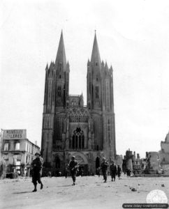 Juillet 1944 : la cathédrale Notre-Dame de Coutances. Photo : US National Archives