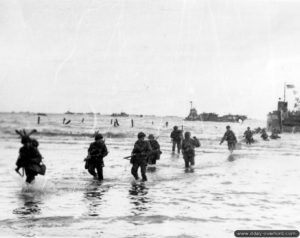 Débarquement de renforts peu après midi à partir du LCT-538 sur Omaha Beach. Photo : US National Archives
