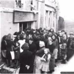 Photos of Port-en-Bessin in 1944 22 Visite du maréchal Montgomery à Port-en-Bessin le 10 juin 1944. Photo : IWM
