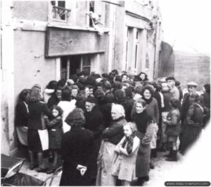 Visite du maréchal Montgomery à Port-en-Bessin le 10 juin 1944. Photo : IWM